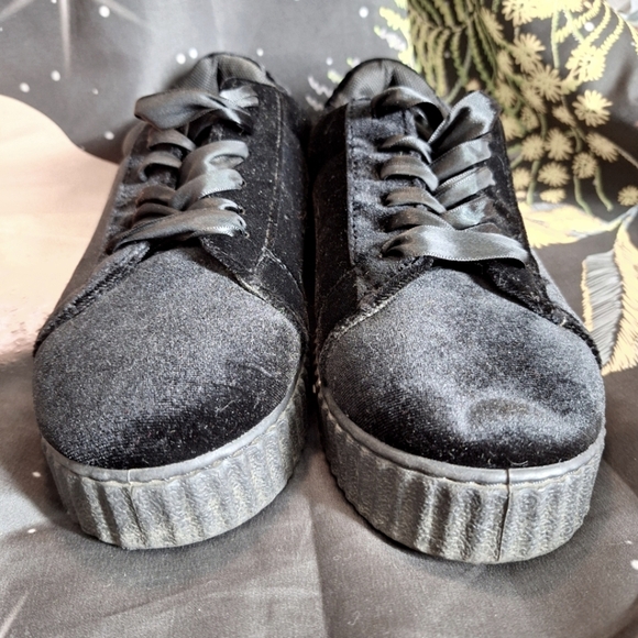 BLACK VELVETY SHOES SIZE 5 BIG GIRL - Picture 1 of 7